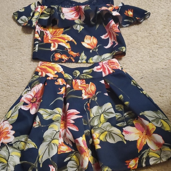 FLORAL CROP SET WITH COLD SHOULDER - Picture 1 of 4